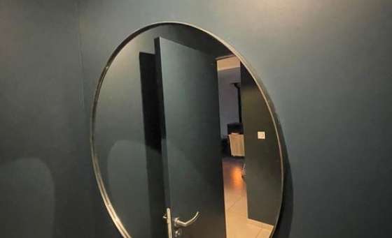 Petit élément de décoration - Miroir sur mesure avec châssis en acier bruni